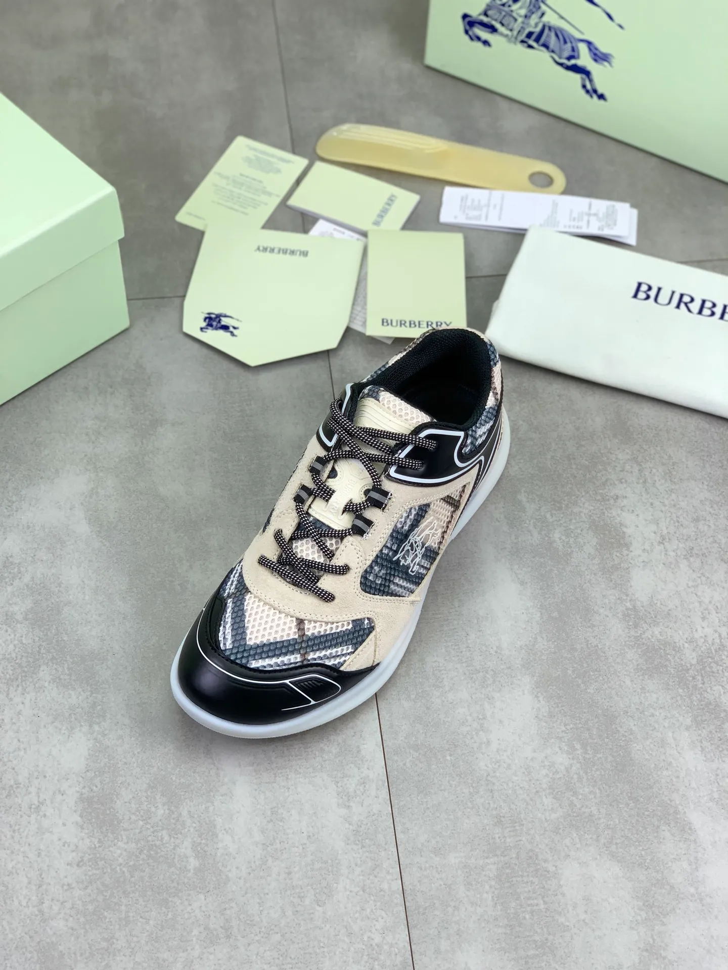 Factory price P720 [BURBERRY] Burberry - High-end quality original order - Upper: imported 🔝 original material - Inner lining: cowhide lining, feet; water-dyed cowhide - Outsole: ultra-light TPR rubber; two-color molded outsole - Ultra-high quality control·Fine workmanship: highlighted (high-end·nobility·grade) -Size: 36-46 for men and women Color: 4️⃣colors available